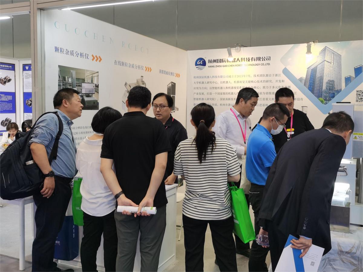 國辰展位上，到訪客戶圍觀、了解產品